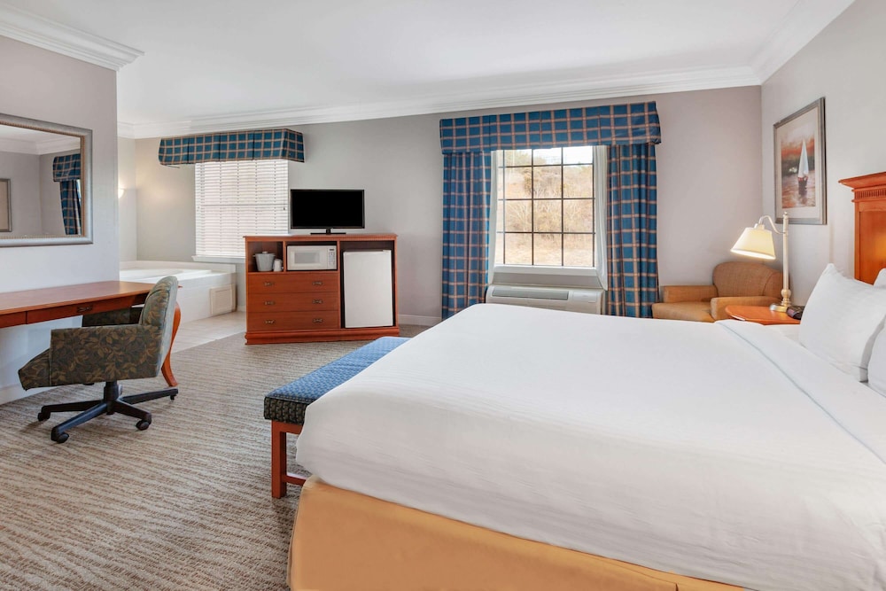 Suite, 1 King Bed, Non Smoking, Jetted Tub - Photo 3