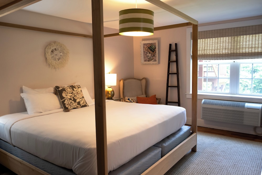 Basic Room, 1 King Bed photo 3