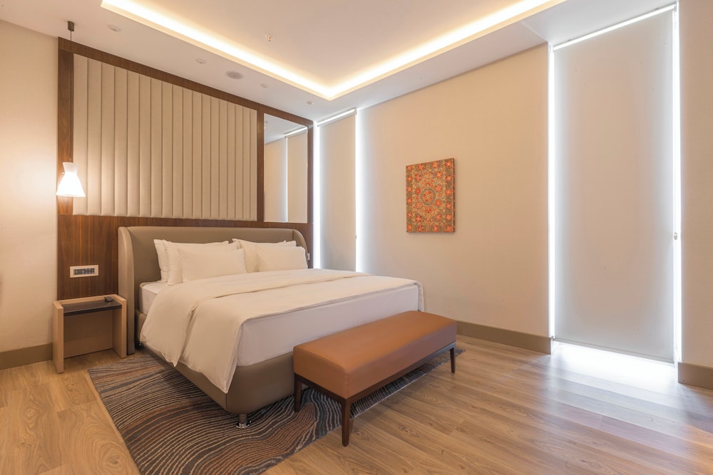 Executive Suite - Photo 3