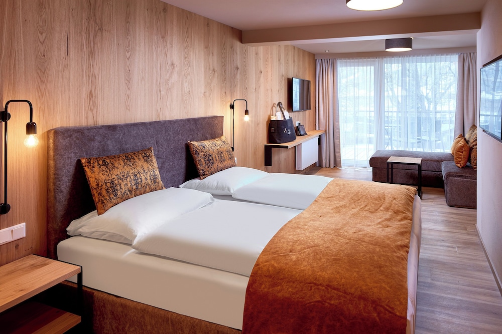 Junior Suite, 1 Bedroom, Balcony, Mountain View photo 1