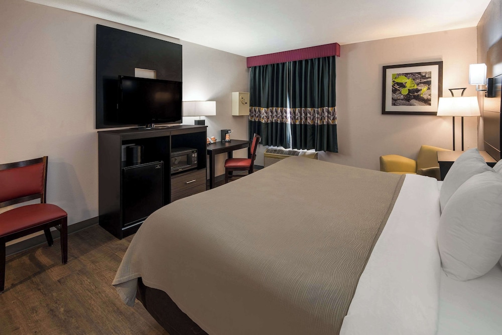 Standard Room, 1 King Bed, Non Smoking - Photo 2