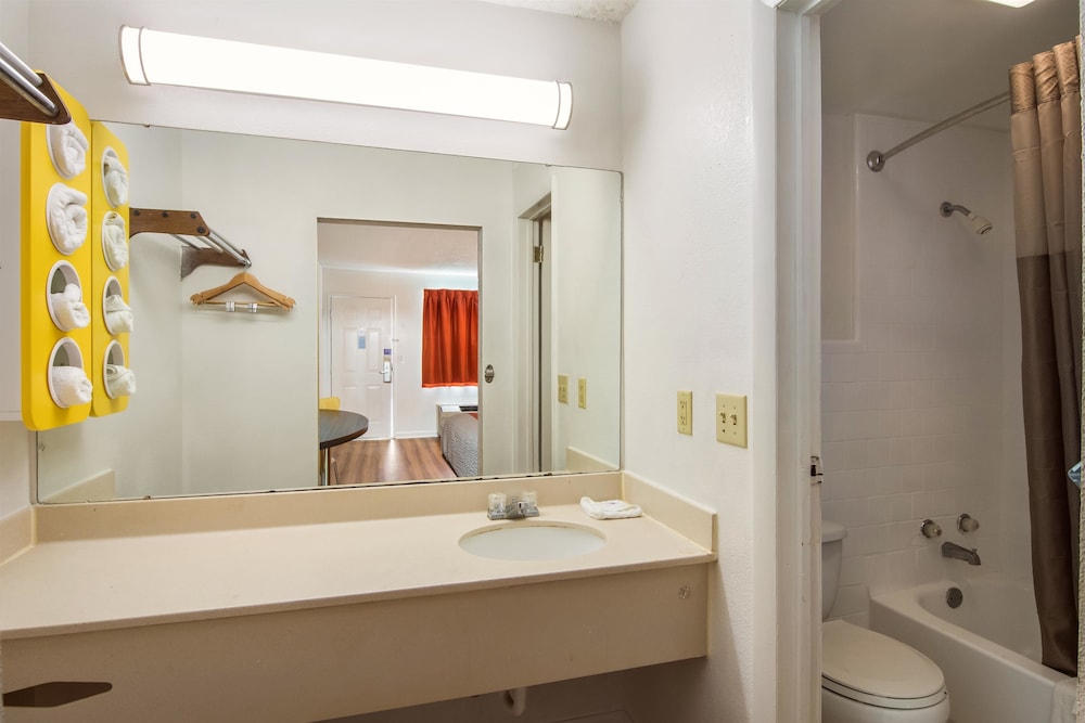 Deluxe Room, 1 Double Bed, Non Smoking, Refrigerator & Microwave - Photo 5