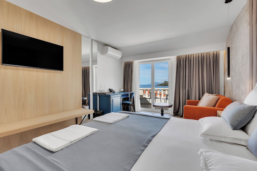 Premium Double room side sea view photo 1