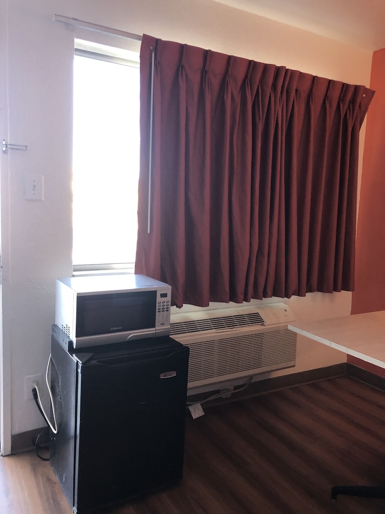 Deluxe Room, 1 Queen Bed, Non Smoking, Refrigerator & Microwave photo 3