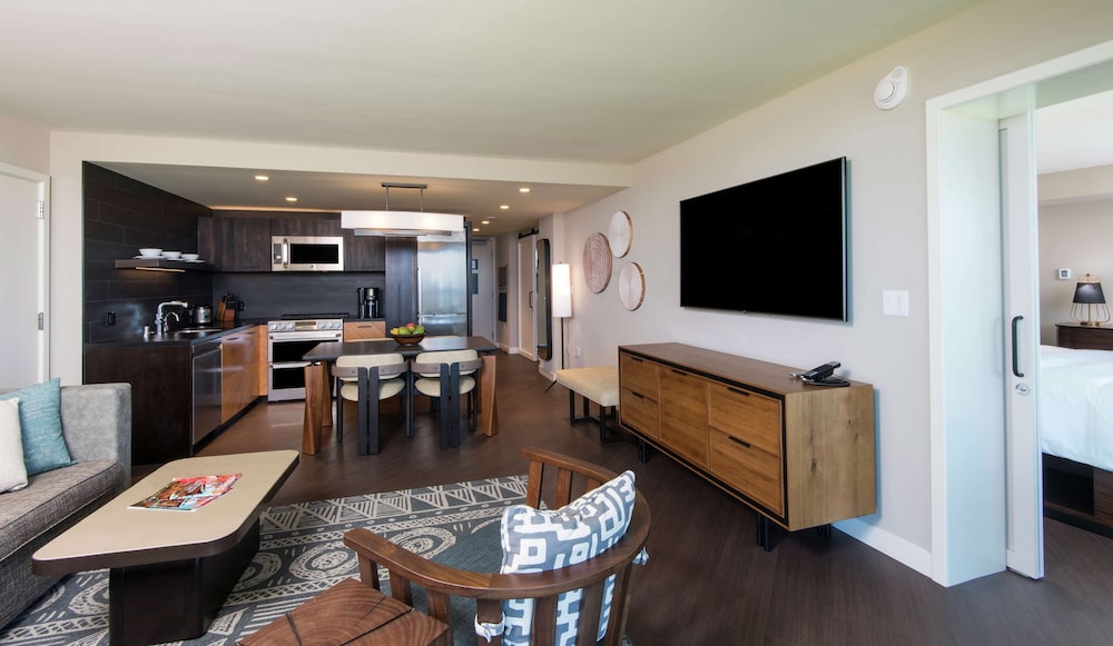 Luxury Suite, 3 Bedrooms, Partial Ocean View (Suite)