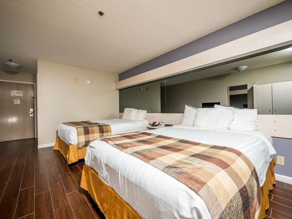 Standard Room, 2 Queen Beds - Photo 3
