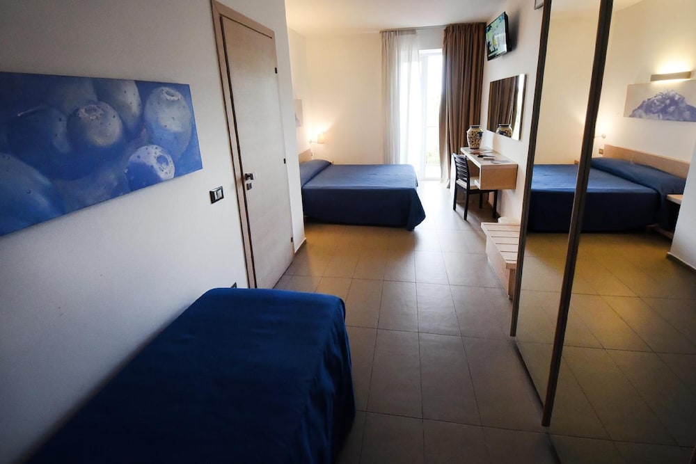Deluxe Triple Room (Street View) photo 2