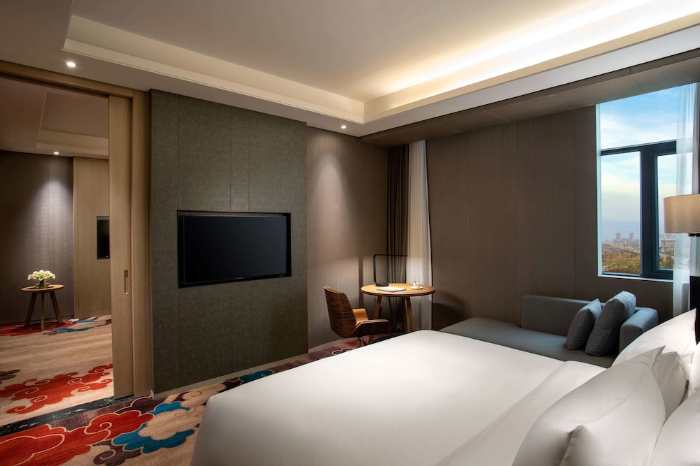 Deluxe Suite, 1 King Bed, Non Smoking photo 1