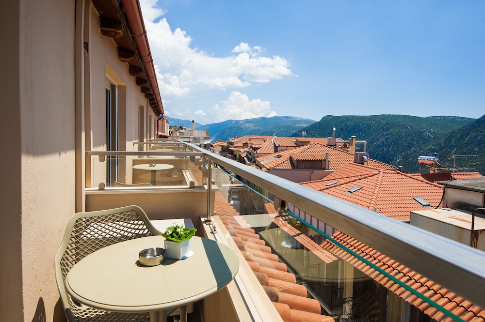 Super Triple Room with Balcony - Photo 12