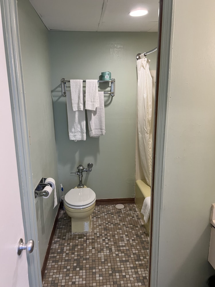 Standard Room, 2 Queen Beds photo 3