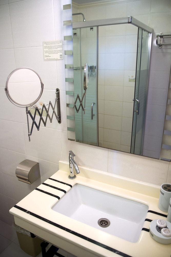 Premium Quadruple Room, 2 Queen Beds photo 3