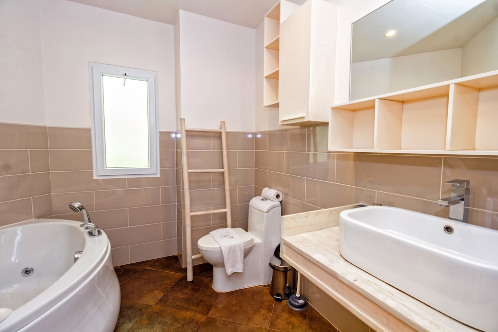 Royal Penthouse, 2 Bedrooms, Ensuite, Oceanfront photo 3