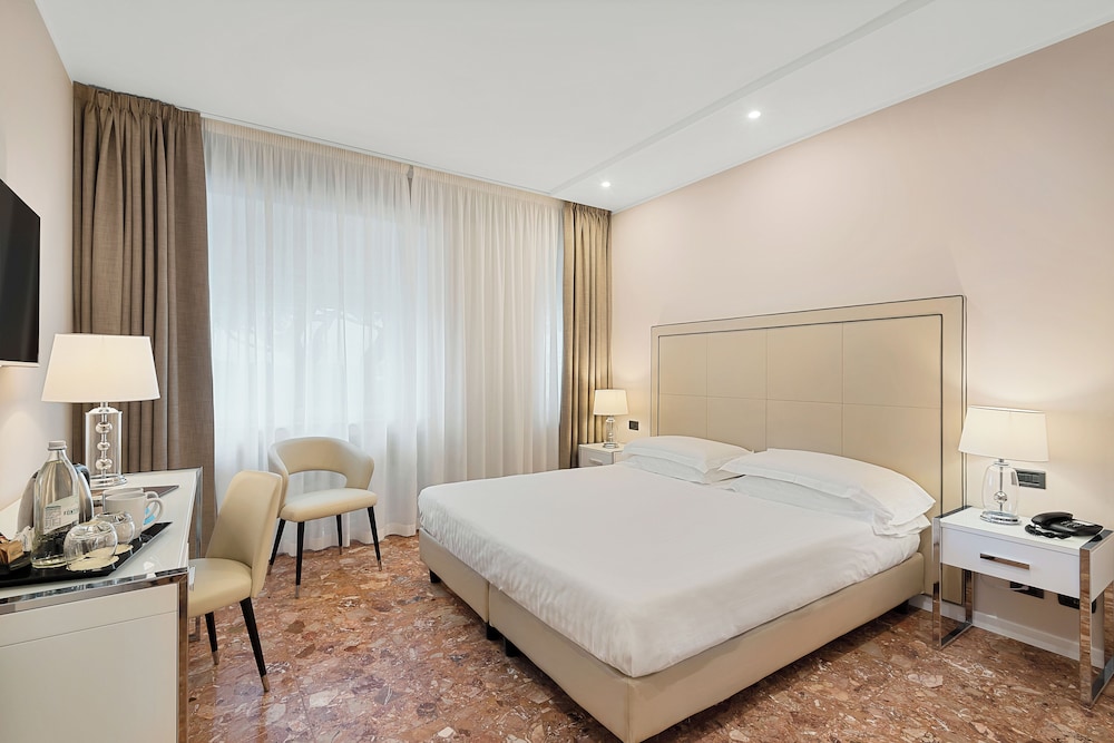 Standard Double Room - Photo 11