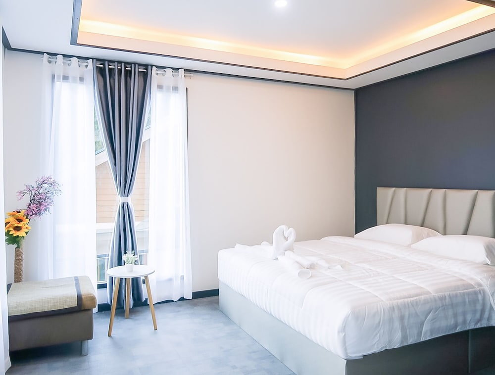 Deluxe with Mountain Room - Photo 13