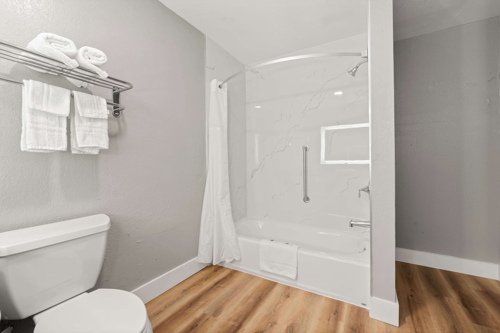 Standard Suite, 1 King Bed, Non Smoking - Photo 10
