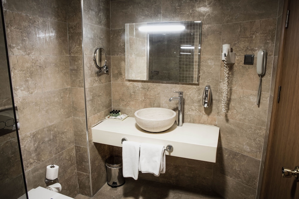 Business Suite, Accessible, Smoking photo 2