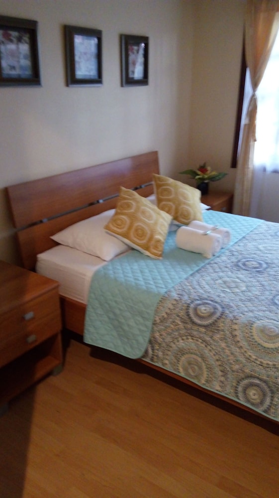 Deluxe Double Room, 1 Queen Bed, Shared Bathroom, Poolside photo 3