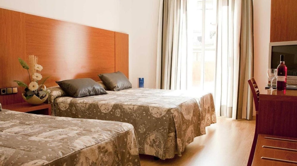 Double Room with 2 extra beds photo 3