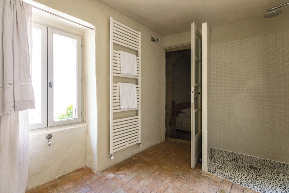 Comfort Double Room, 1 King Bed, Courtyard View photo 2