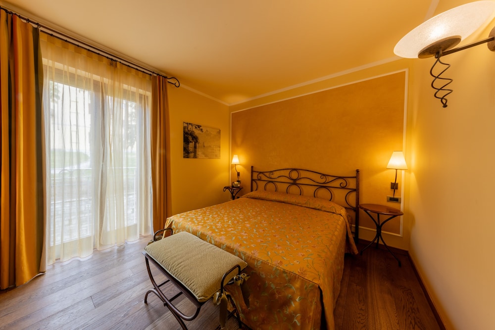Standard Double Room (Street side) photo 3