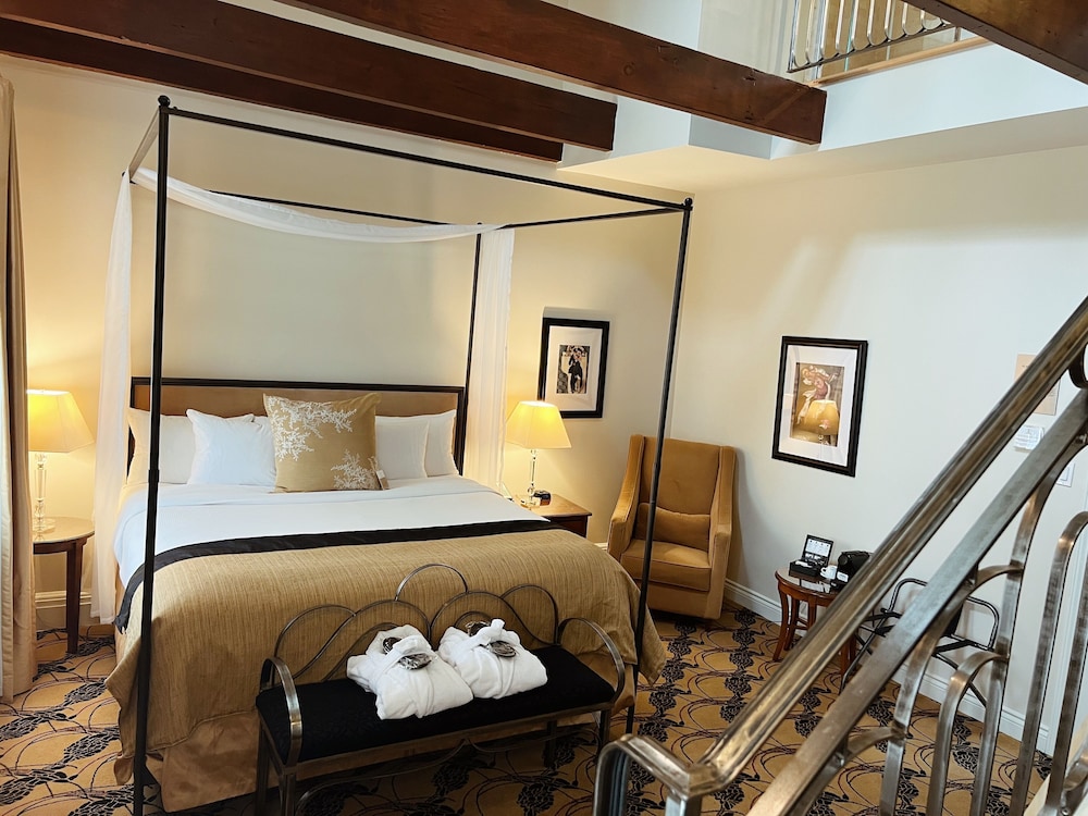 Contemporary Junior Suite (Lady Godiva & Sewell)