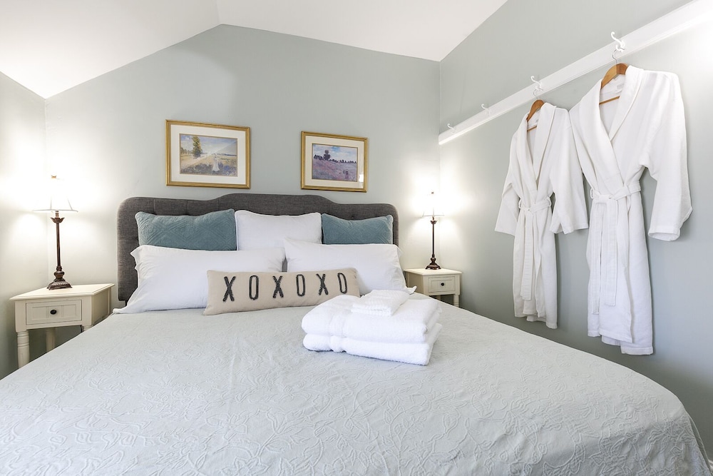 Room, 1 King Bed, Private Bathroom photo 3
