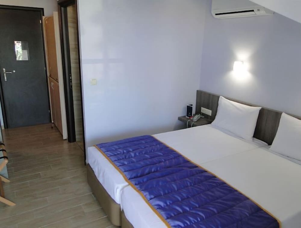 Basic Twin Room photo 2