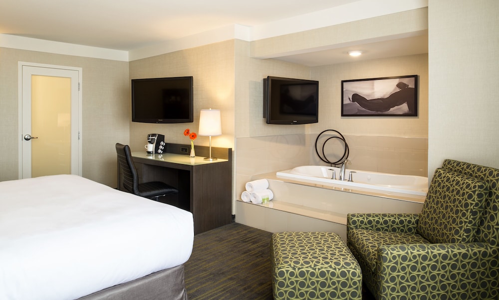 Suite, Jetted Tub