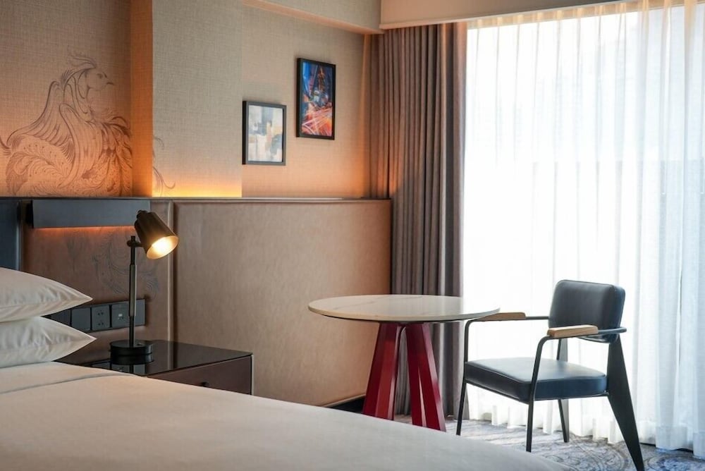 Deluxe Studio Suite, 1 King Bed, City View photo 2
