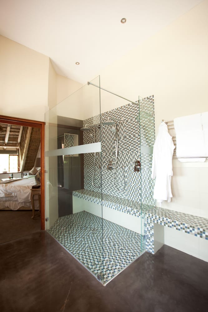 Executive Suite - Photo 18
