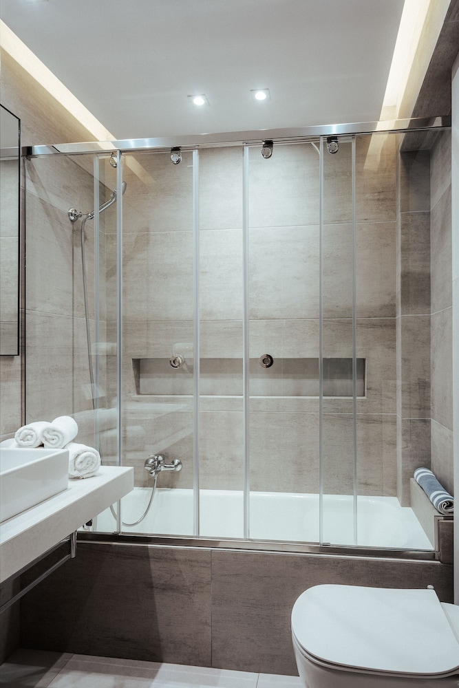 Luxury Suite - Photo 14