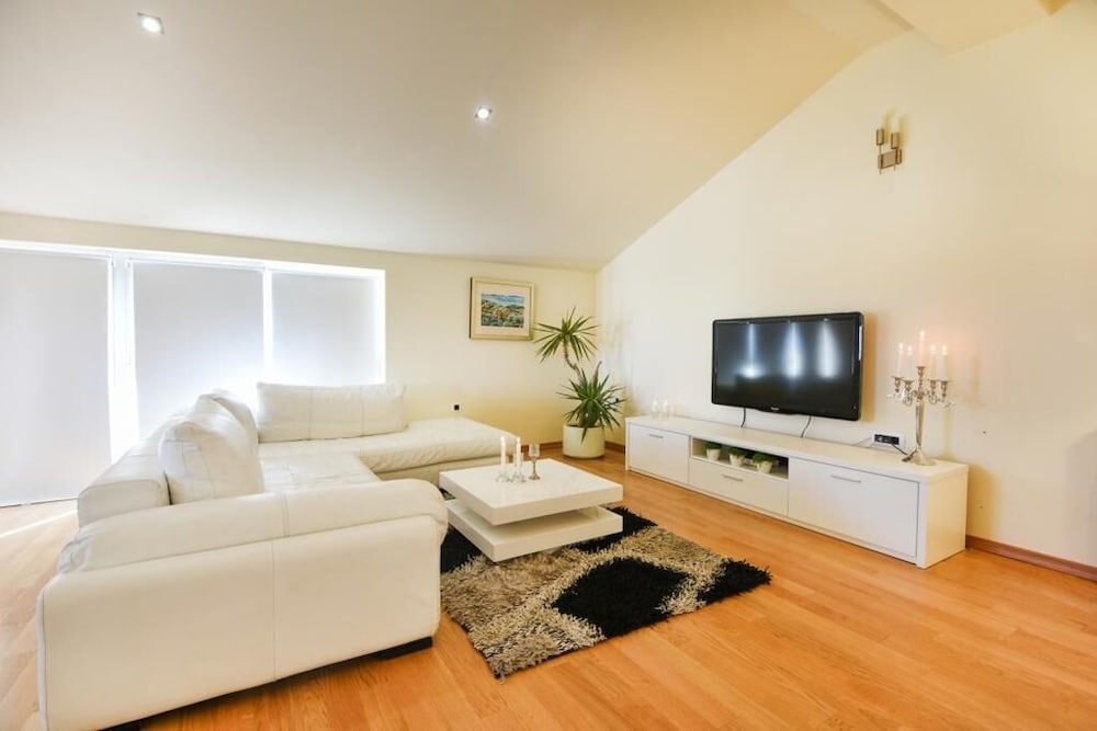 Gallery Apartment, 2 Bedrooms, 2 Bathrooms, Poolside