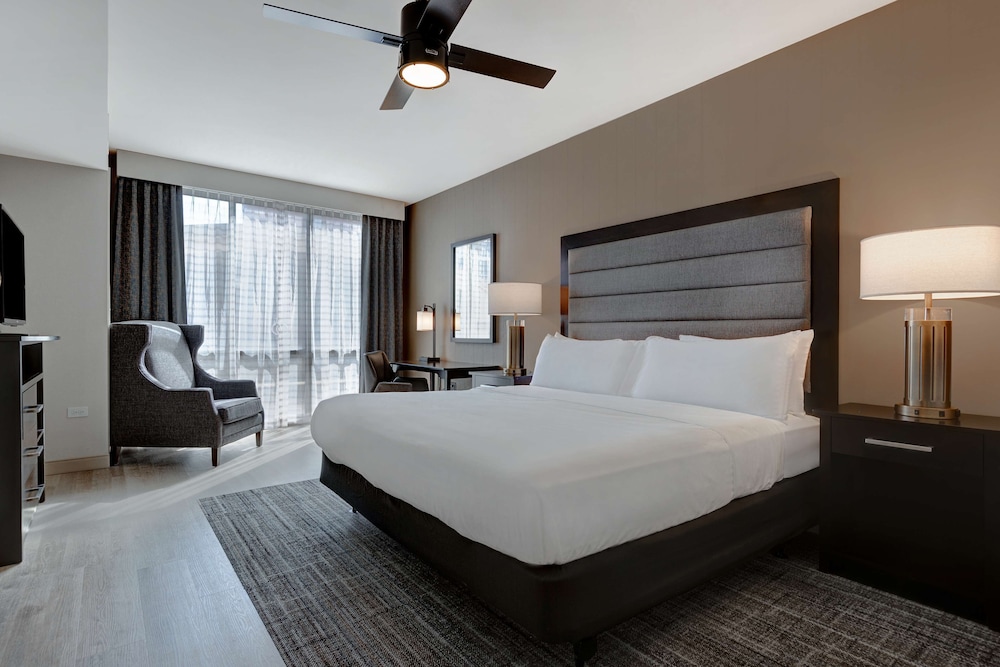 Suite, 1 King Bed, Accessible (Roll-in Shower)