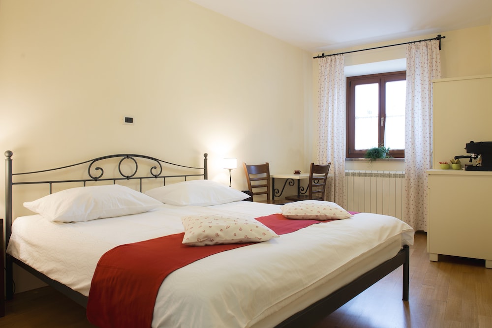 Room (4)