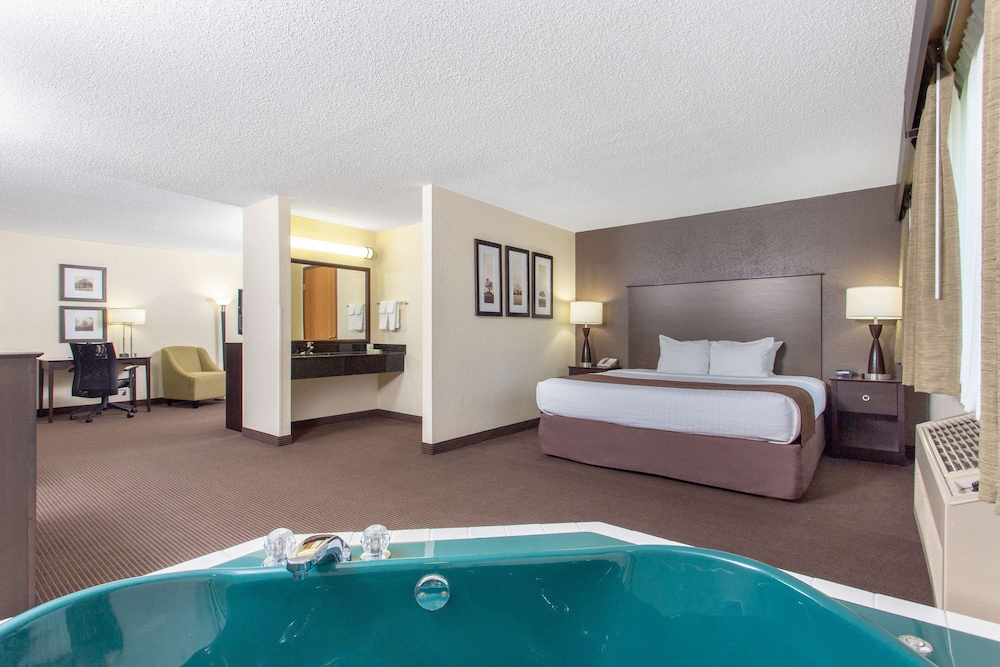 Premier Suite, 1 King Bed, Non Smoking - Photo 1