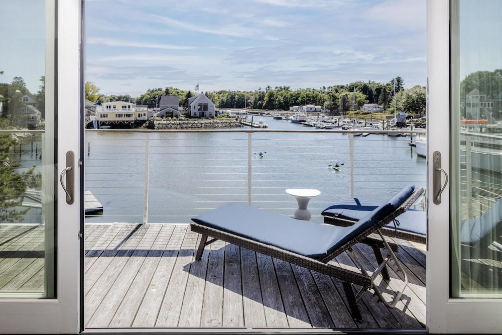 Suite (Admiral Suite with Deck) photo 3