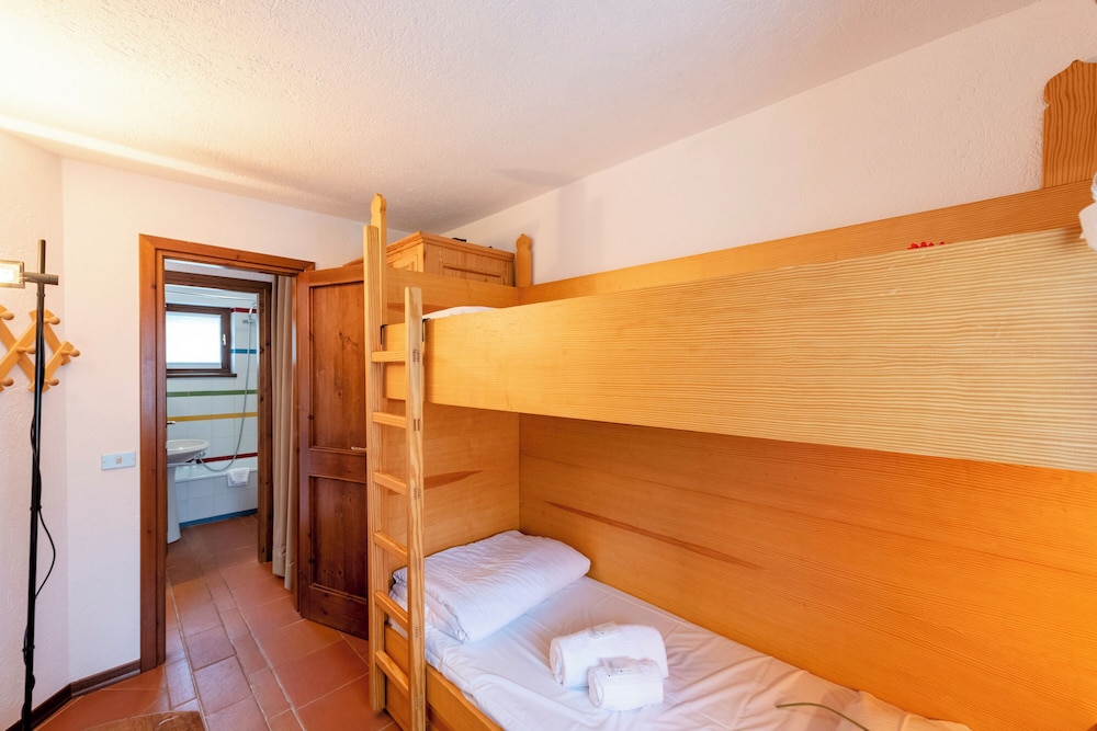 Family Apartment, Multiple Bedrooms (Charming Apartment with Garden in) photo 2