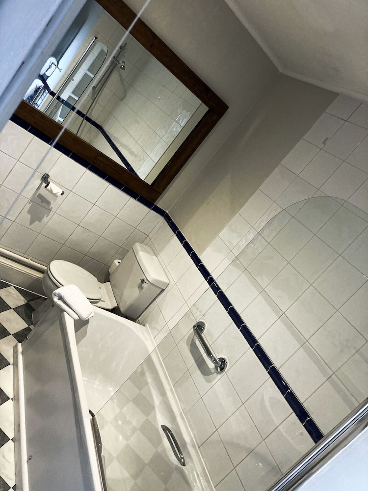 Deluxe Twin Room, Ensuite - Photo 4