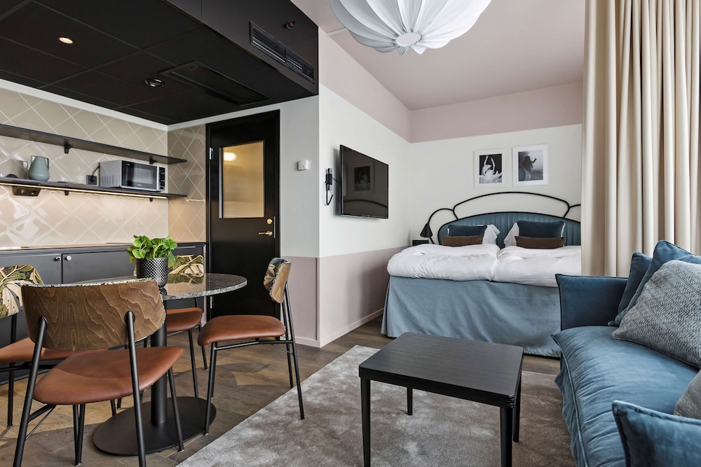 Executive Suite, 1 King Bed, Non Smoking, Refrigerator (Dining Table) - Photo 12