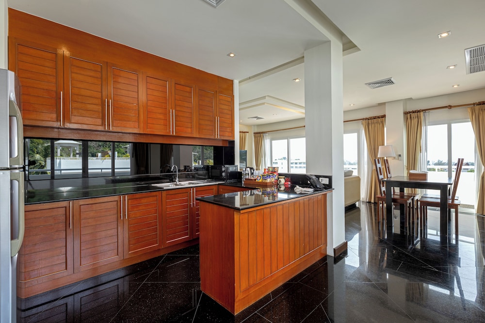 One Bedroom Penthouse Suite with Rooftop Jacuzzi - Photo 11