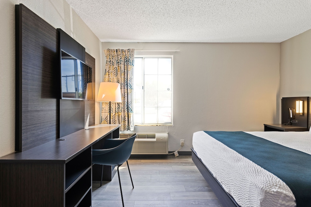 Standard Room, 1 King Bed, Non Smoking, Kitchenette - Photo 3