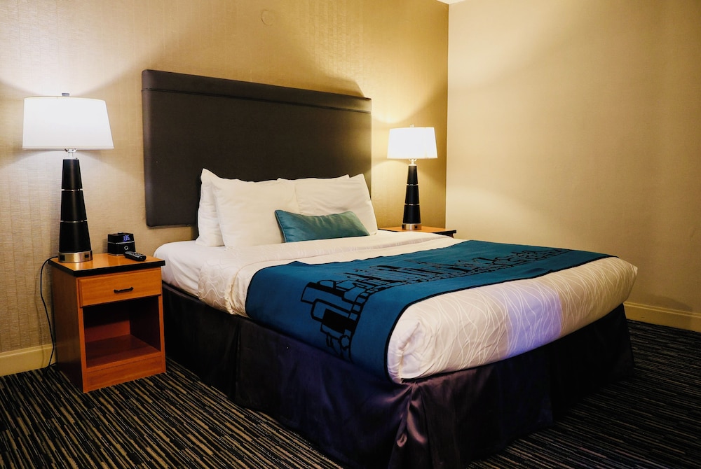 Executive Suite, 1 Queen bed, Living/Dining area photo 2