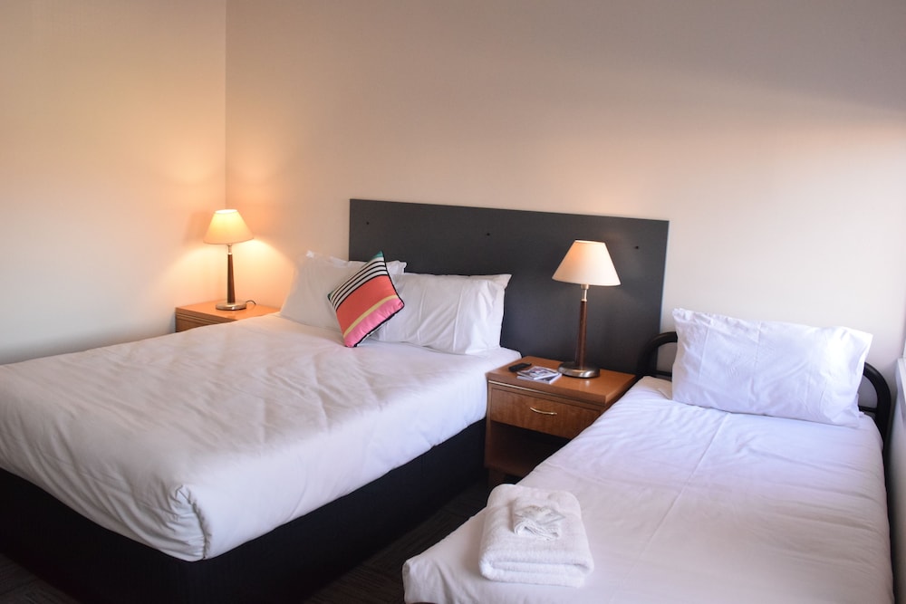 Queen Bed plus Single Bed Room photo 1