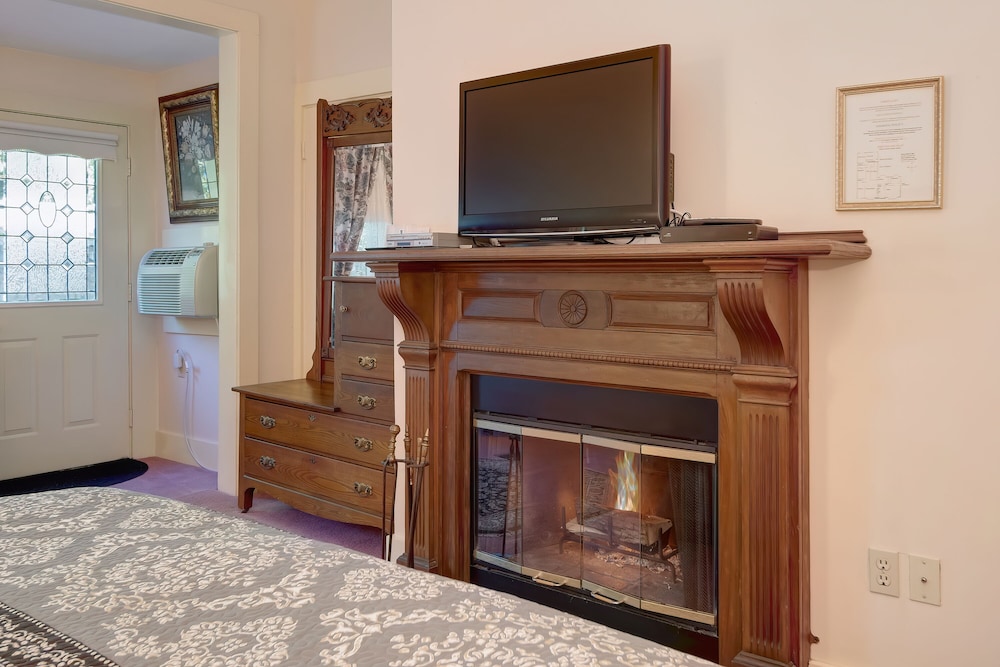 Room, Fireplace (The Marlborough)