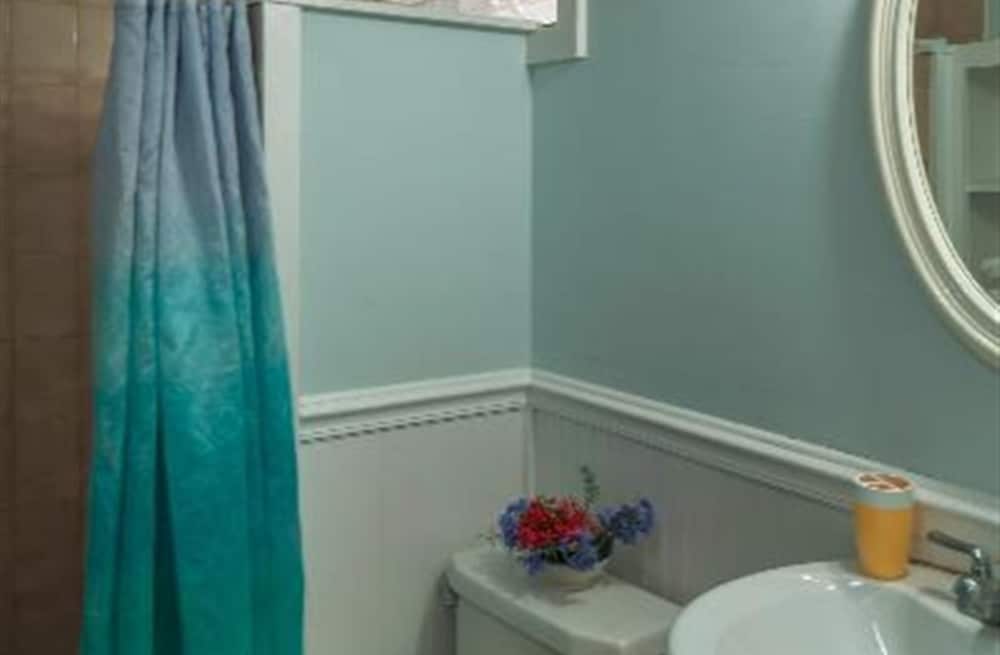 Waterfront Studio Suite (Ginger Thomas) photo 2