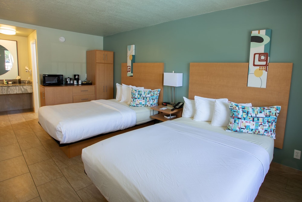Traditional Room, 2 Queen Beds, Accessible, Non Smoking - Photo 2