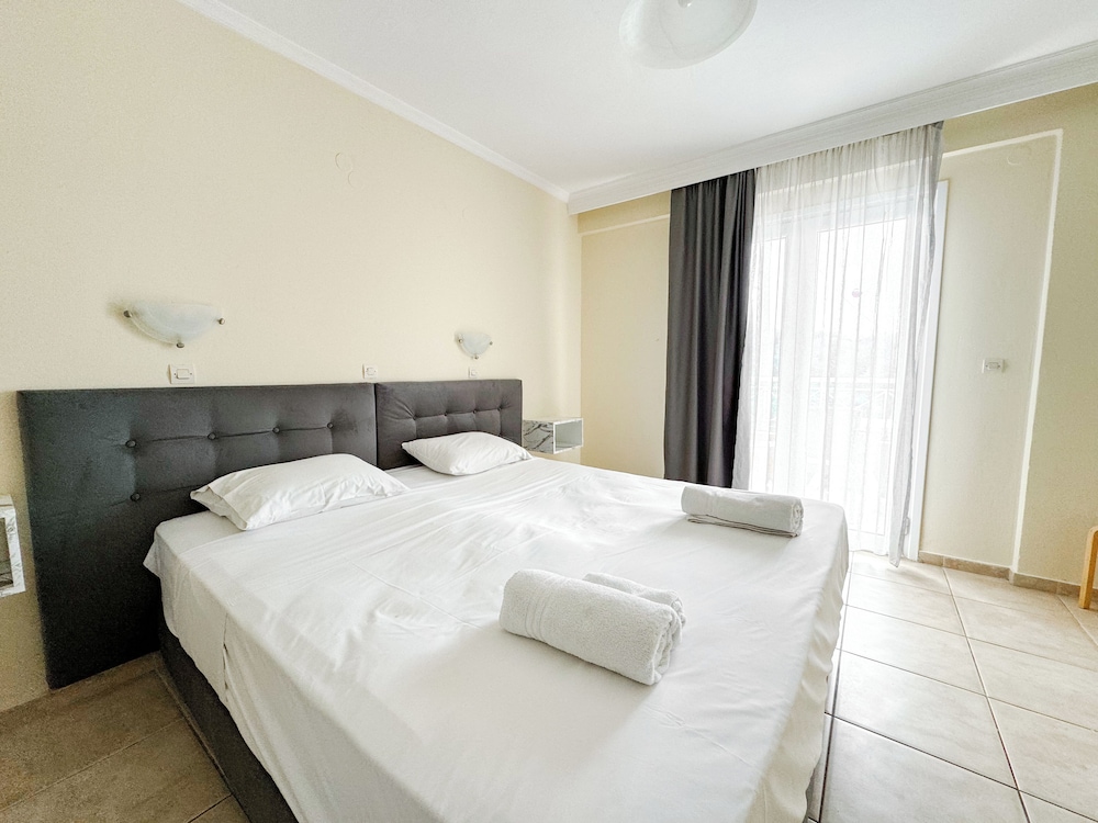 Superior Double or Twin Room, Side Pool View
