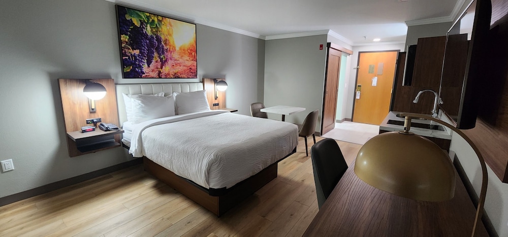 1 Queen Bed, Deluxe Room, Kitchenette, Non-Smoking - Photo 10