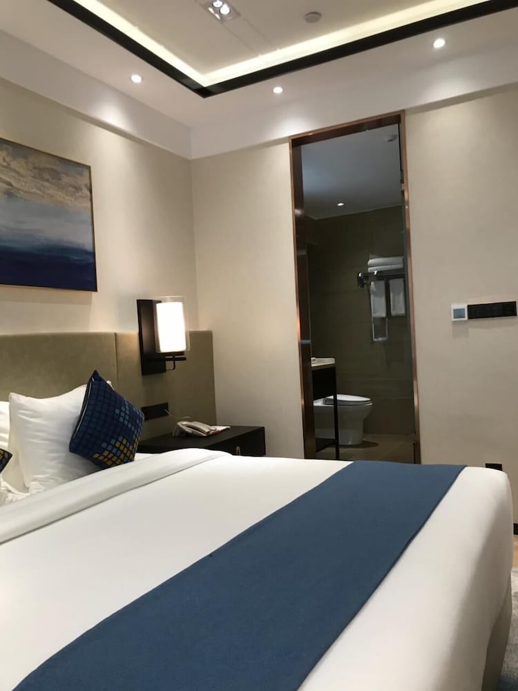 Standard Room, 1 Queen Bed - Photo 3