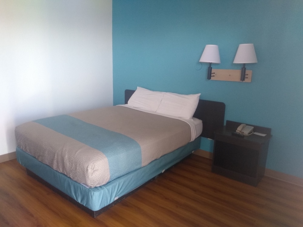 Standard Room, 1 Queen Bed, Non Smoking, Refrigerator & Microwave photo 3